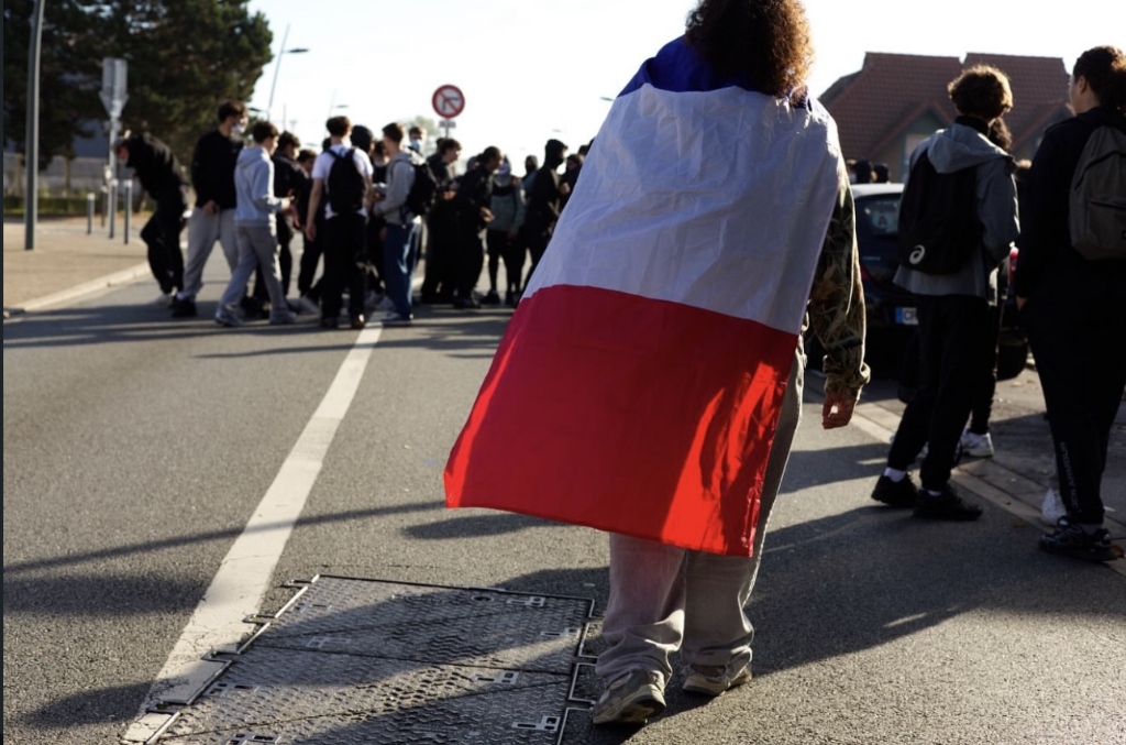 Lycéen portant le drapeau français lors du blocus de Dunkerque