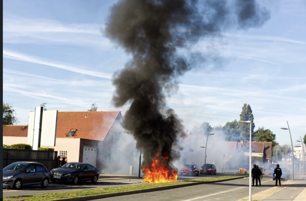 Tensions lors du blocus à Dunkerque — fumée et forces de l'ordre