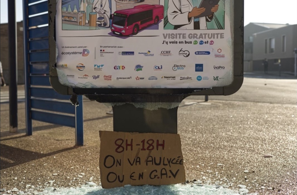 Pancarte 8H-18H On va au lycée ou en GAV — vitre brisée