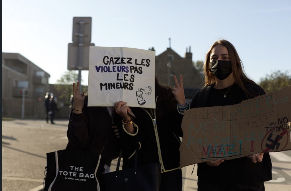 Lycéennes avec pancartes de revendication lors du blocus